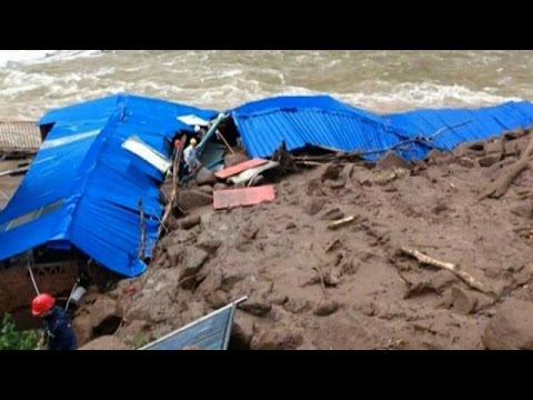 بالفيديو الأمطار الغزيرة تتسبب في انهيارات أرضية في الصين