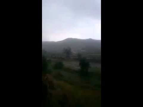 بالفيديو مواطن سعودي يوثق لحظة ضرب صاعقة قوية لمزرعته في الطائف