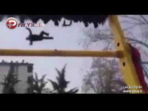 بالفيديو لحظة سقوط شاب من أعلى لعبة في الملاهي