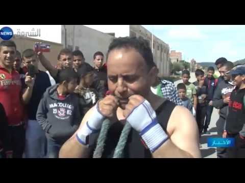 شاهد عبد الكريم يجر العربات بأسنانه وشعره