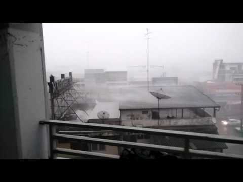 بالفيديو لحظة سقوط لوحة إعلانات ضخمة بسبب الرياح