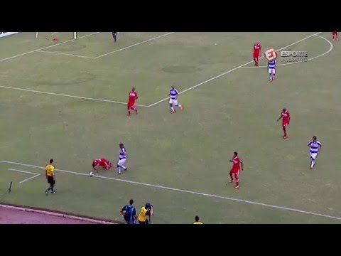 سقوط كوميدي للاعبين في إحدى المباريات في البرازيل