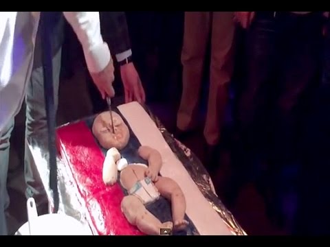 شباب أوكراني يضع مولودًا على العلم الروسي