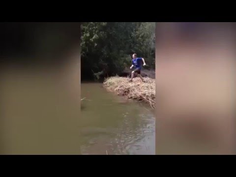 بالفيديو شاهد شاب يتعرض لموقف محرج أمام حبيبته