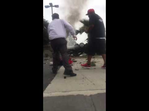 عابر سبيل ينقذ شابا من سيارته المشتعلة بعد تعرضها لحادثة