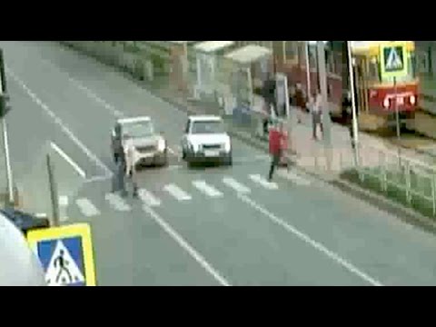 روسي يتحدى سيارة مسرعة والنهاية متوقعة