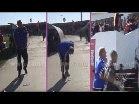 لحظة رشق جماهير الوداد توشاك بقنينة