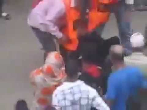 فيديو مجرمون يُساعدون صديقهم على الهرب من أيدي الشرطة