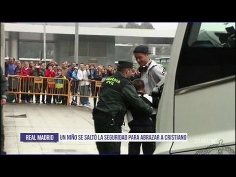 رونالدو ينقذ طفل من مشجعي الريال من قبضة رجال الأمن
