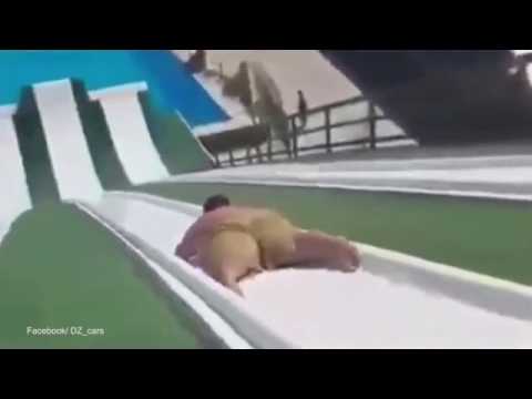 بالفيديو قفزة رجل بدين في المياه تحصد 400 ألف مشاهدة