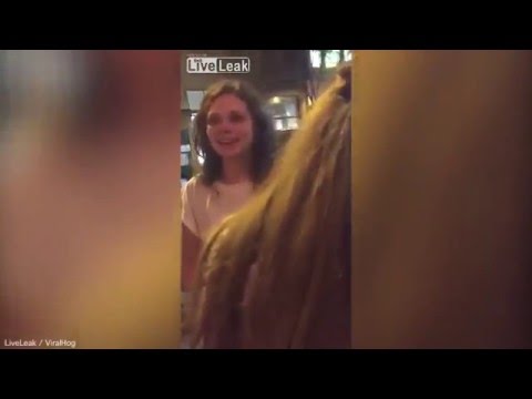 بالفيديو مخمور يتحدى حارس ملهى ليلي