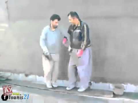 عاملان في المغرب يسقطان منسقالة