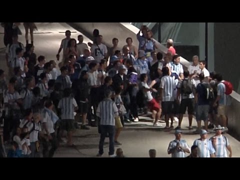 جماهير الأرجنتين تقوم بأعمال شغب خارج أرض الملعب