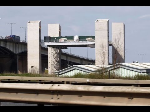 لحظة انهيار جسر تحت الإنشاء في مدينة مانشستر