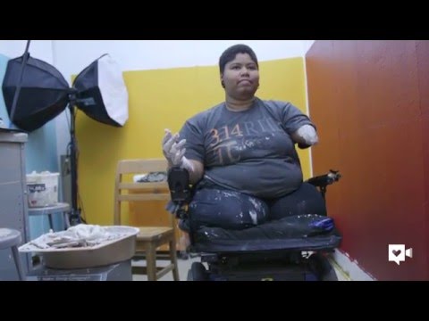 فنانة تقهر المستحيل رغم ولادتها بدون أرجل وبيد واحدة