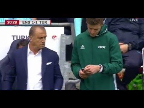 مدرب المنتخب التركي يستخدم هاتفه الشخصي أثناء المباراة ليثبت خطأ الحكم