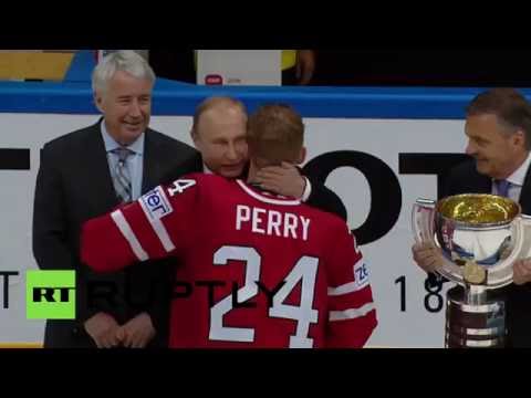 بوتين يسلم المنتخب الكندي كأس العالم لهوكي الجليد