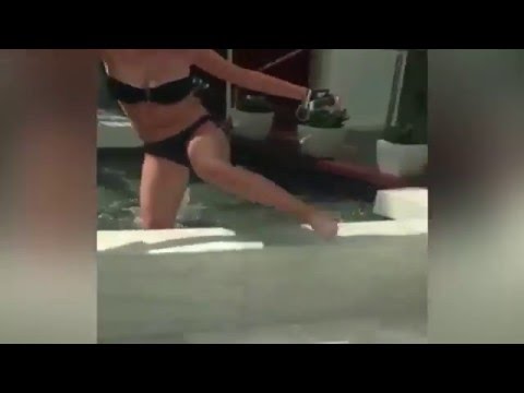 بالفيديو فتاة حسناء تتعرض لموقف محرج أمام أصدقائها