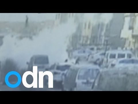 طفل يطير في الهواء بسبب المجاري