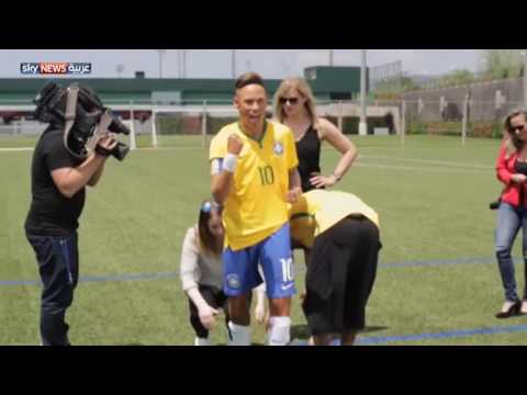 بالفيديو شاهد نيمار يستقبل تمثاله