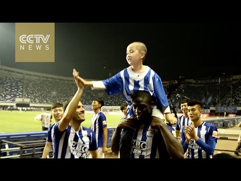 لافتة طيبة من لاعبي فريق في الدوري الصيني تجاه طفل مصاب بالسرطان