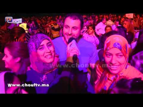 معجبون يستمعون للمطربة شيرين