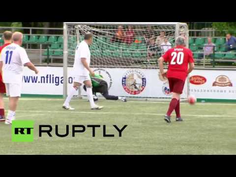 لافروف والحارس الشهير داسايف في مبارة كرة قدم