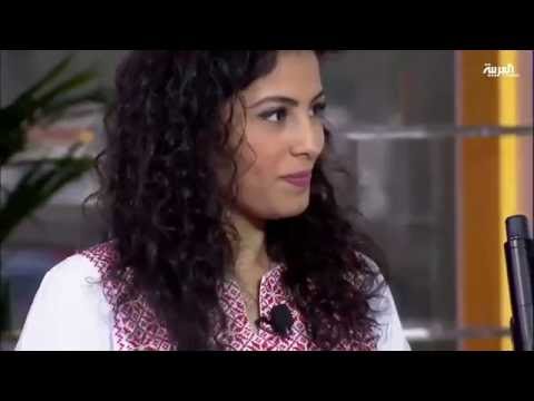 امرأة فلسطينية تعزف على آلة القانون