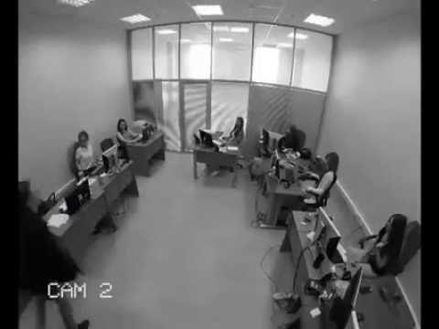 بالفيديو لحظة استقبال موظف لخبر فوزه باليانصيب