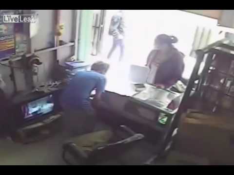 بالفيديو امرأة تسرق مجموعة مجوهرات وتخفيها في ملابسها