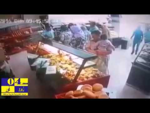 بالفيديو   لحظة سرقة شاب لرجل بطريقة ماكرة أمام الزبائن