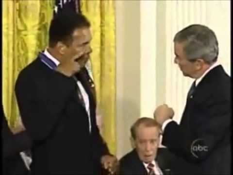 شاهد كيف رد الراحل محمد علي كلاي على بوش