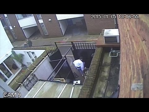 مستشار توني بلير يعتدي على رجل بالركل والبصق