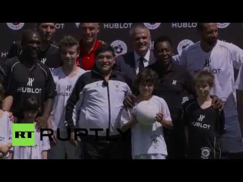 مارادونا وبيليه وجها لوجه في باريس