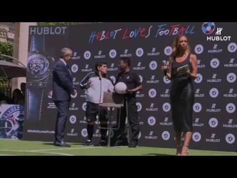 شاهد الأسطورة بيليه يستند على عكاز في فرنسا