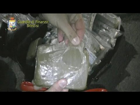 الشرطة الإيطالية تعلن توقيف مهربي مواد مخدِّرة