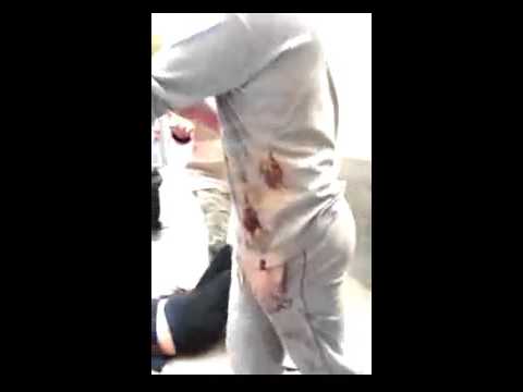 شاهد زوج يضرب زوجته ويفقدها الوعي