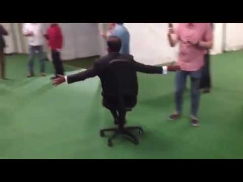 رئيس دولة يلعب الكراسي الموسيقية