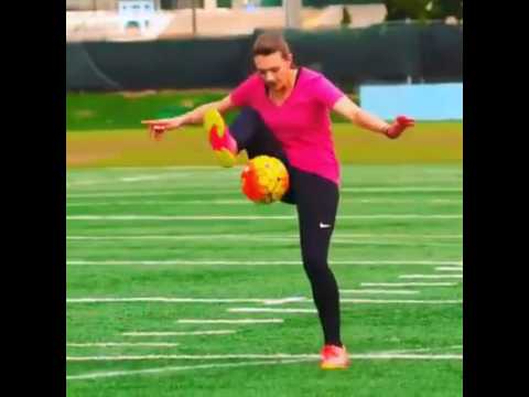 بالفيديو شاهد فتاة تهدد عرش ميسي ورونالدو