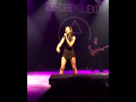 اللحظات الأخير لنجمة ذا فويس قبل مقتلها على المسرح