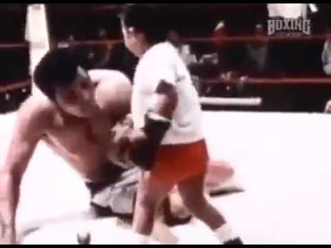 الأسطورة محمد علي كلاي يخسر أمام طفل لتحقيق رغبته