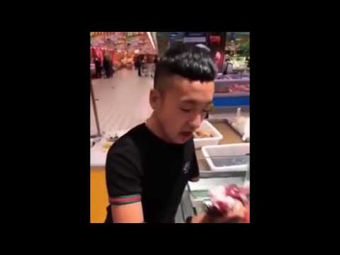 صيني يأكل ضفدعًا حيًا داخل متجر