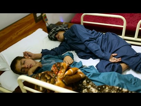 طفلان يصابان بالشلل كلما غابت الشمس