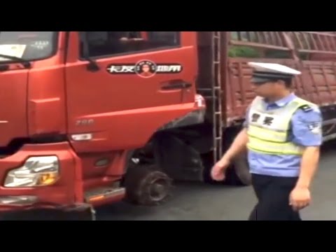 شاحنة تسير على الطريق