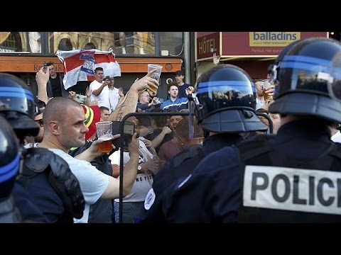 شاهد اشتباكات بين الأمن الفرنسي ومشجعين إنكليز في مدينة ليل الفرنسية