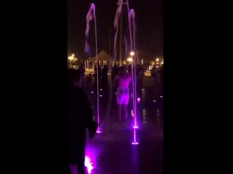 شاب يستحم بملابسه الداخلية في نافورة يثير غضب السعوديين