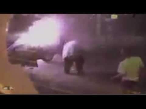 لحظة انفجار سيارة داخل محطة بنزين في نيويورك