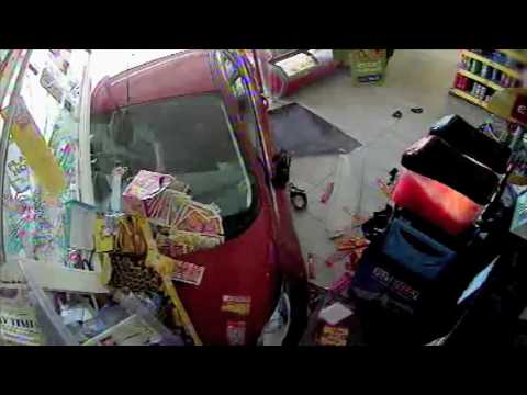 طفل يتعرض لحادث سيارة مروع داخل سوبر ماركت