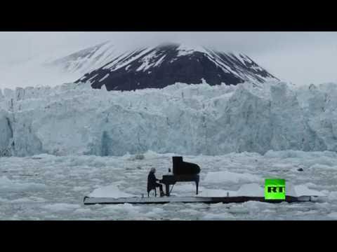 الإيطالي إيناوودي يعزف البيانو في عالم الجليد
