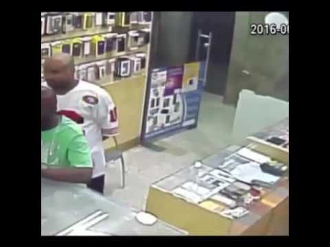 رجل يسرق هاتفًا محمولًا بهدوء أعصاب